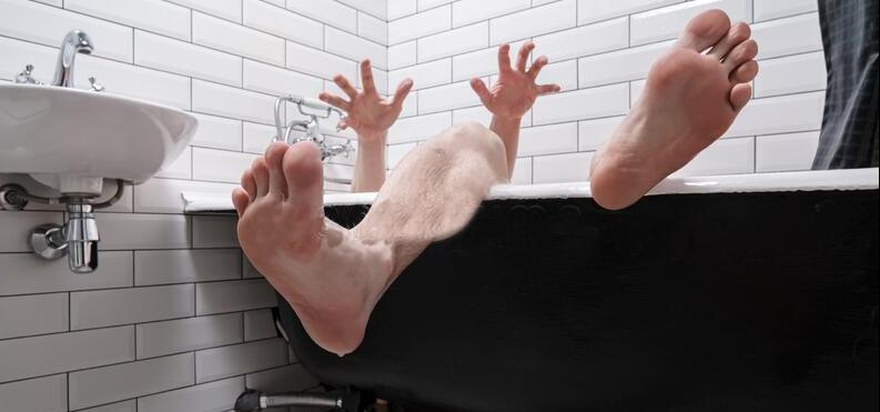 Мужчина в ванне торчат ноги